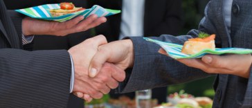 Einen Einstand geben - Tipps für den Einstand beim Praktikum 